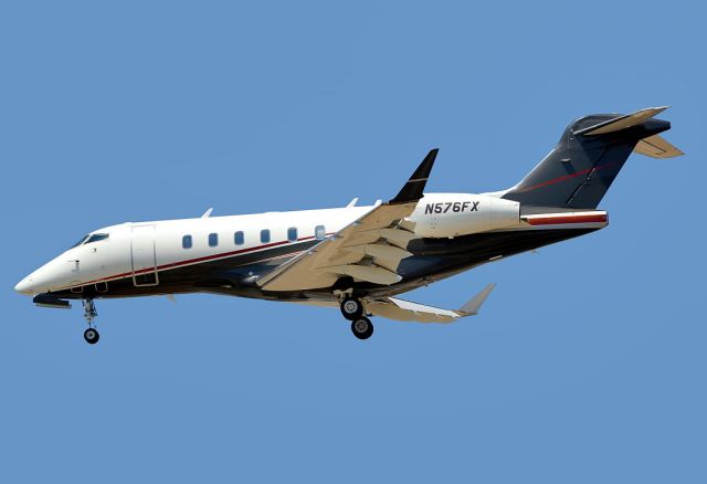 Bombardier Challenger 300 (N576FX)