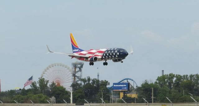 Boeing 737-800 (N500WR) - Landing 17R