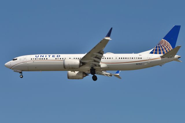 Boeing 737 MAX 9 (N47517) - Runway 32 04-16-22