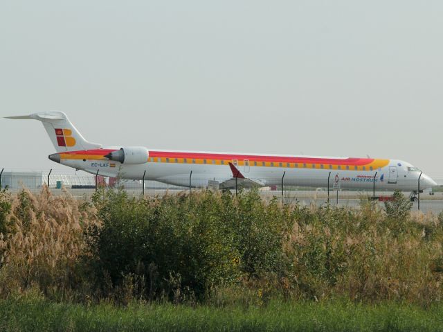 Bombardier CRJ-1000 (EC-LKF) - 12 nov 2015 - rwy 04L