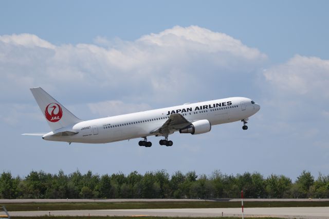 BOEING 767-300 (JA8987) - 17 May 2015: HKD-HND.