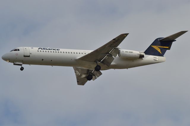 Fokker 100 (VH-XWP) - Alliance Fokker 100 on Final Approach runway 21.