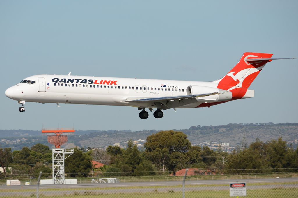 Boeing 717-200 (VH-YQS) - About to put down on runway 05. Wednesday, 21st May 2014.