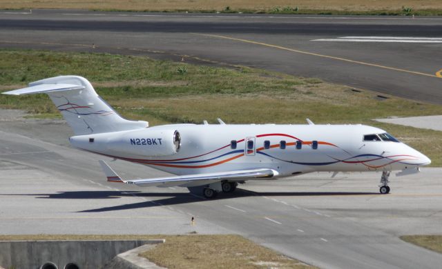 Bombardier Challenger 300 (N228KT)