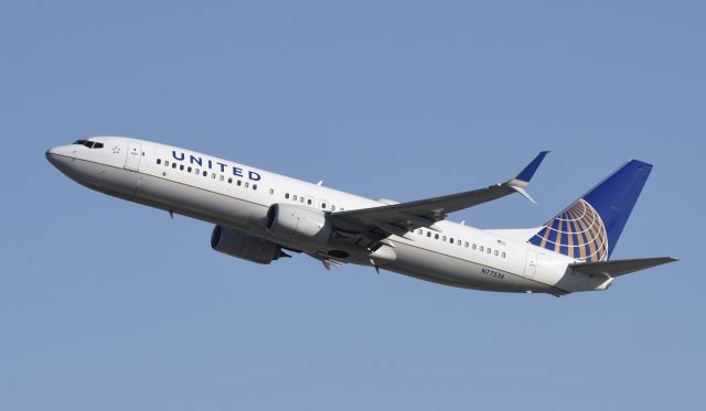 Boeing 737-800 (N77539) - Departing LAX