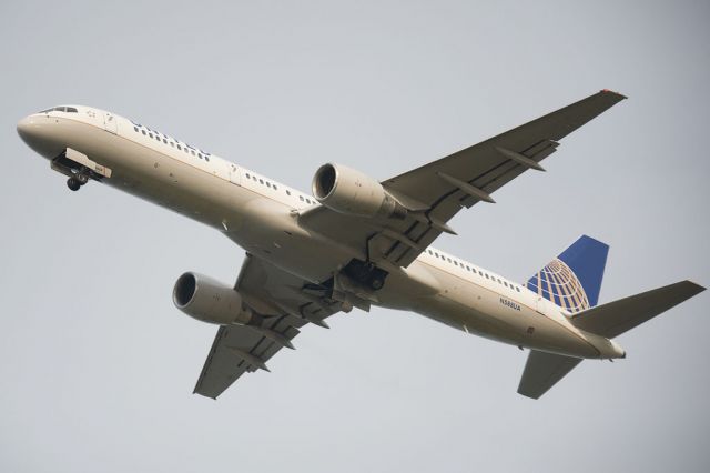 Boeing 757-200 (N588UA) - Seen at KDCA on 6/12/2011.