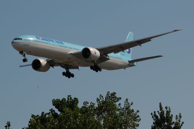 BOEING 777-300 (HL8216) - Short final runway 28 KORD