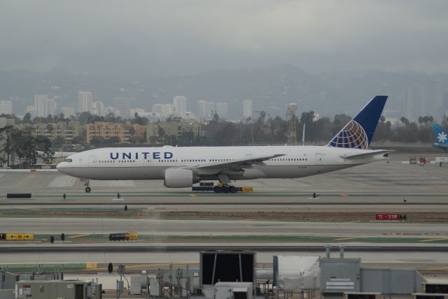 Boeing 777-200 (N216UA) - United Airlines B777-222ER cn2816