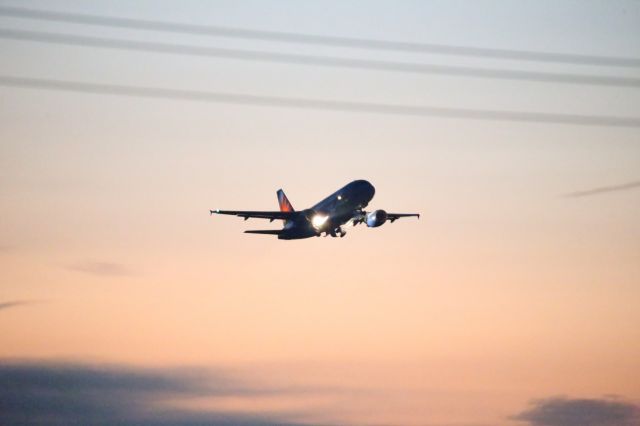 Airbus A319 (N312NV)