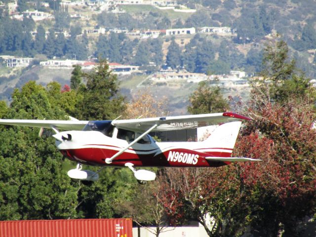 Cessna Skyhawk (N960MS) - Taking off RWY 26R