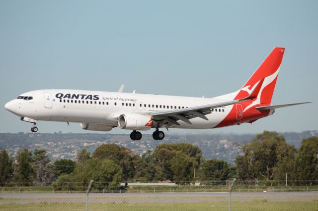 Boeing 737-800 (VH-VZD) - About to put down on runway 05. Wednesday, 21st May 2014.