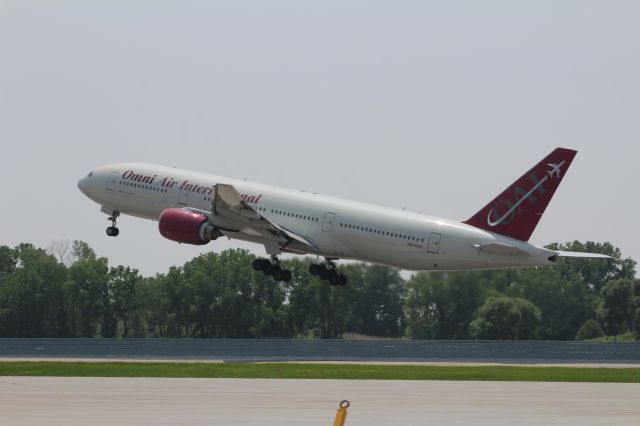Boeing 777-200 (N846AX)