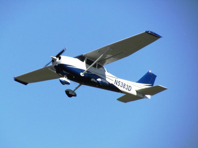 Cessna Skyhawk (N5383D) - Taking off RWY 26L