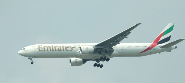 BOEING 777-300 (A6-EMO)
