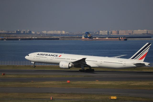 BOEING 777-300ER (F-GSQD) - April 13th 2019:HND-CDG.