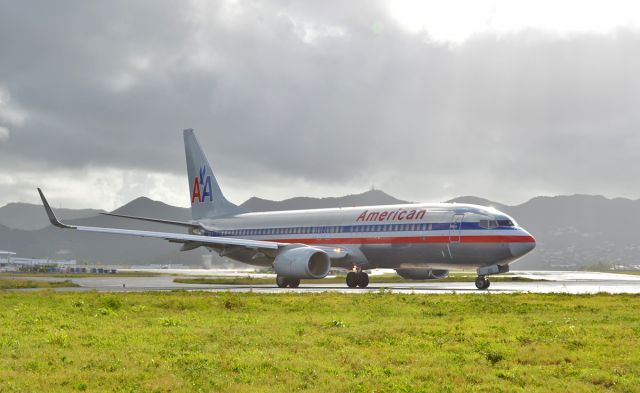 Boeing 737-700 (N819NN) - Morning rain dazzles the departees.
