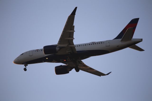 Airbus A220-100 (N125DU)