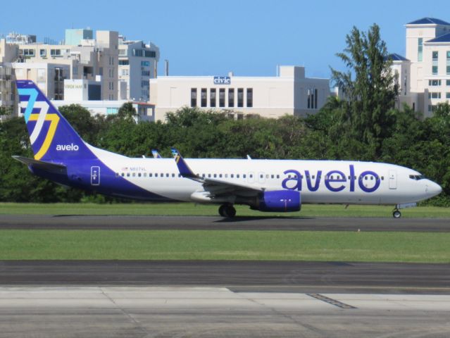 Boeing 737-800 (N807VL)