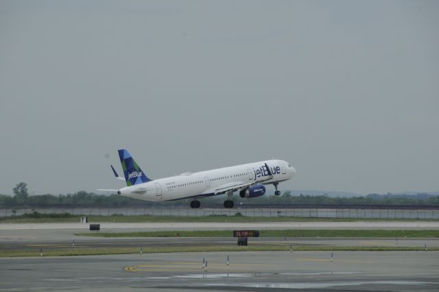 Airbus A321 (N949JT)