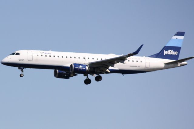 Embraer ERJ-190 (N179JB) - Jet Blue Flight 1187 (N179JB) on approach to Runway 32 at Sarasota-Bradenton International Airport followin g a flight from Boston Logan International Airport