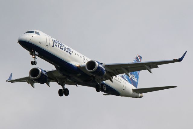 Embraer ERJ-190 (N351JB) - JBU441 from Boston Logan Intl (KBOS) on short-final for RWY 24R on 24 Jul 2018.