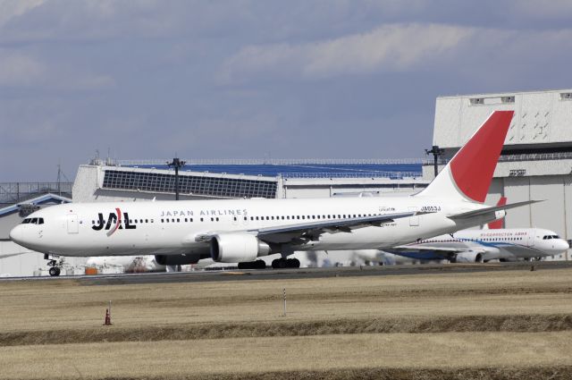 BOEING 767-300 (JA653J) - Departure at Narita Intl Airport Rwy34L on 2013/02/21