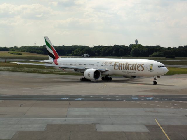 BOEING 777-300ER (A6-EGJ)