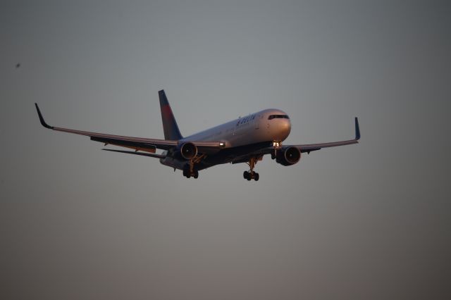 BOEING 767-300 (N178DN)