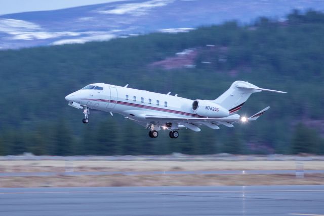 Canadair Challenger 350 (N762QS) - EJA762