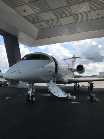 Bombardier Challenger 300 (C-GWWW) - KTPA