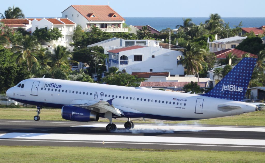 Airbus A320 (N523JB)