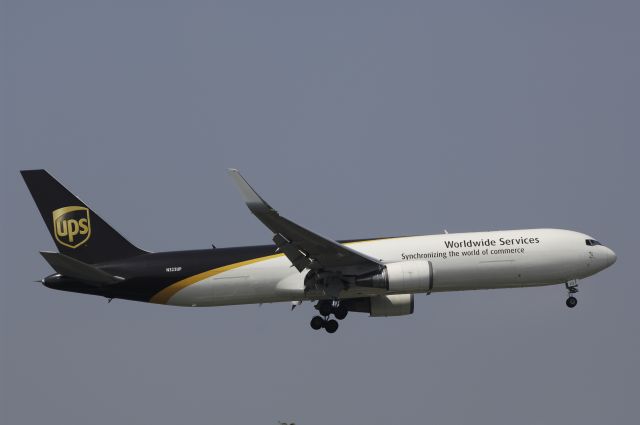 BOEING 767-300 (N323UP) - Final Approach to Narita Intl Airport Rwy34L on 2013/07/10