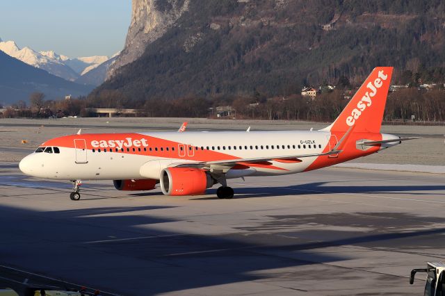 Airbus A320 (G-UZLK)