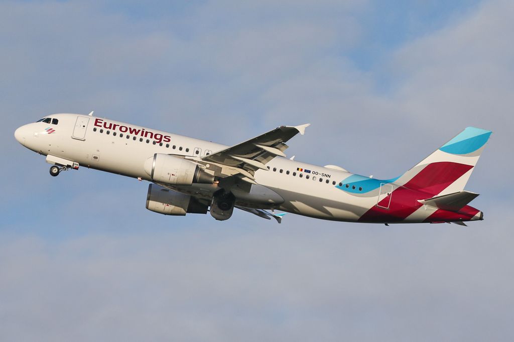 Airbus A320 (OO-SNN) - In Eurowings colours but operating BEL2174 from Manchester to Brussels