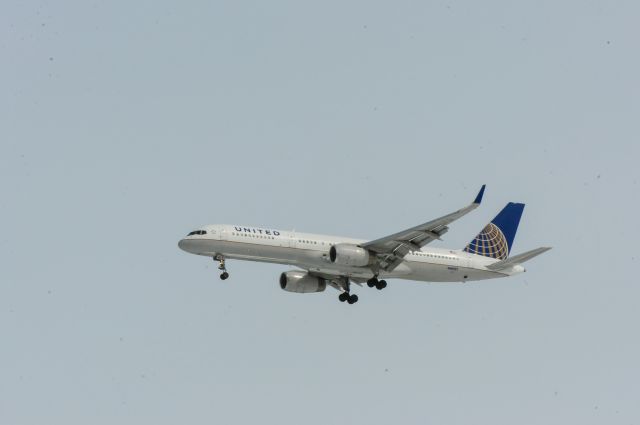 Boeing 757-200 (N48127) - Arriving Rescue Aircraft UAL6852 B752 from Newark Liberty for UAL26 B752 Newark Liberty Intl that arrived with engine problem 30Mar2013