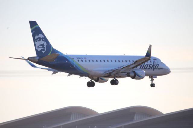 EMBRAER 175 (long wing) (N192SY)