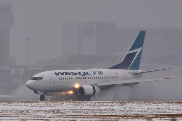 Boeing 737-700 (C-GWSL)