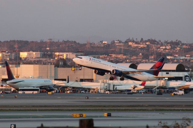 Boeing 737-900 (N827DN) - DAL 737-900 taking off runway 25R at dusk