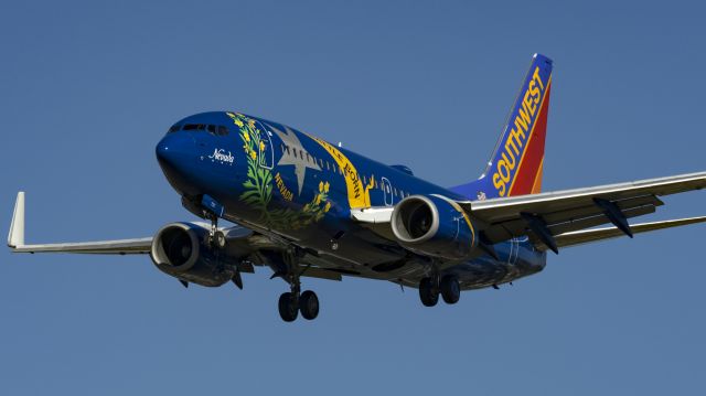 Boeing 737-700 (N727SW) - Nevada One on short final for 13R