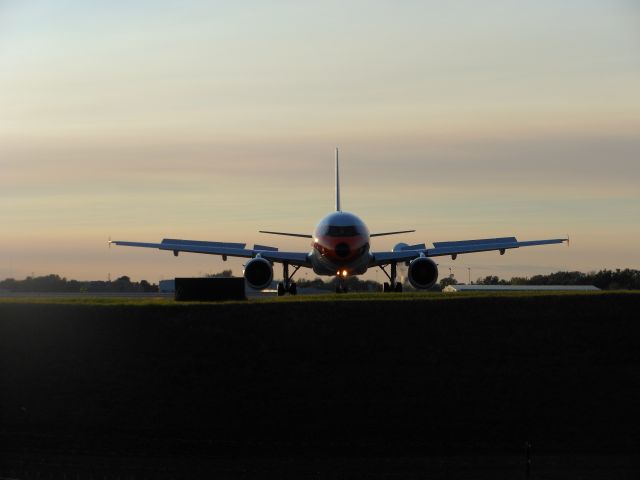 Airbus A319 (N742PS)