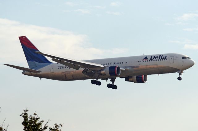 BOEING 767-300 (N182DN)