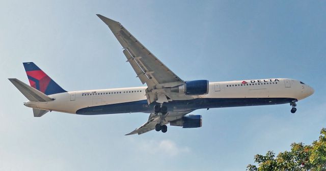 BOEING 767-400 (N831MH) - Over the park at LAX from New-York. br /br /5/8/18