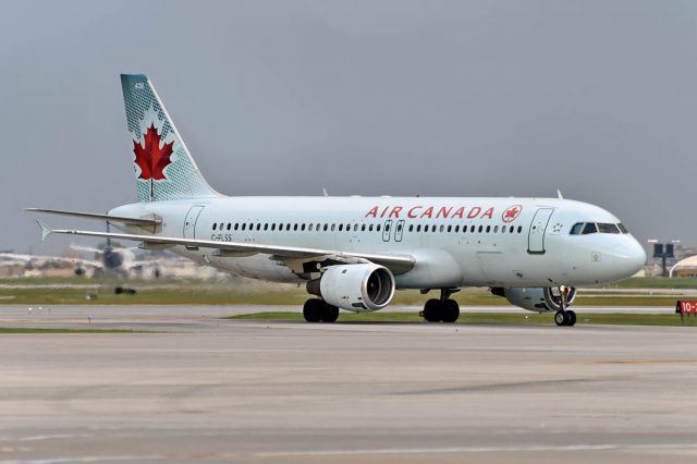 Airbus A320 (C-FLSS)