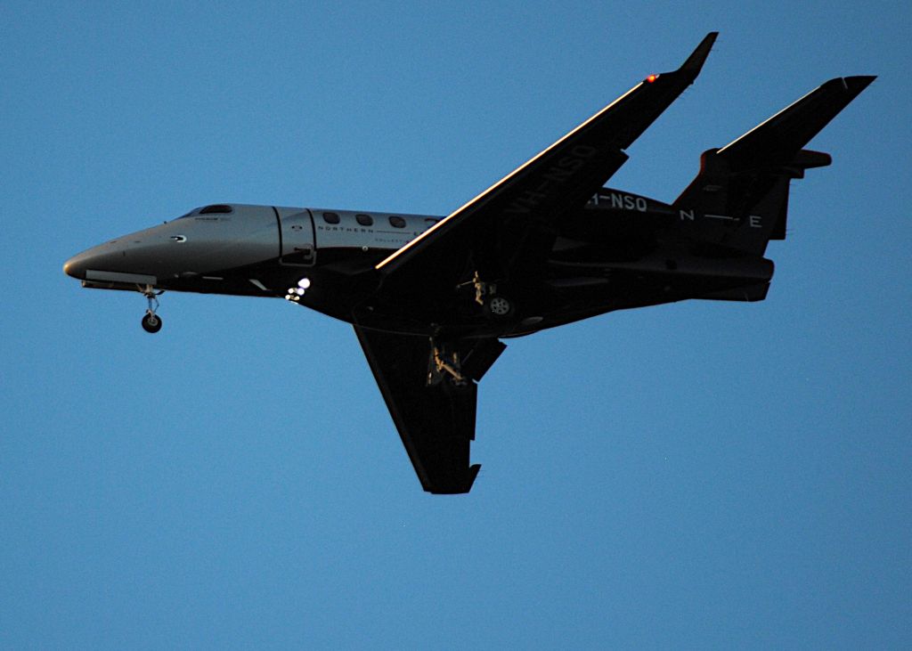 Embraer Phenom 300 (VH-NSQ)