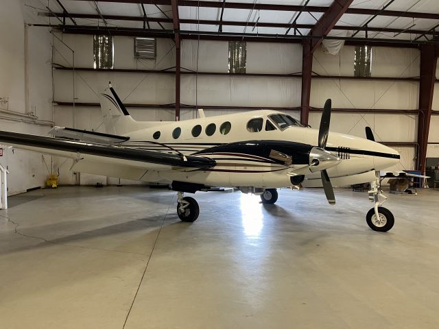 Beechcraft King Air 90 (N90LB)