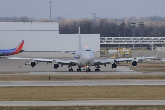 Boeing 747-400 (LX-UCV)