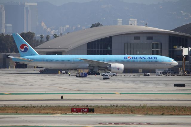 BOEING 777-300ER (HL8041)