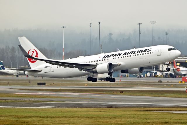 BOEING 767-300 (JA618J)