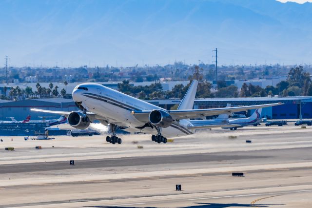 Boeing 777-200 (N860DA) - A Gridiron Air 777-200 taking off from PHX on 2/16/23. Taken with a Canon R7 and Tamron 70-200 G2 lens.