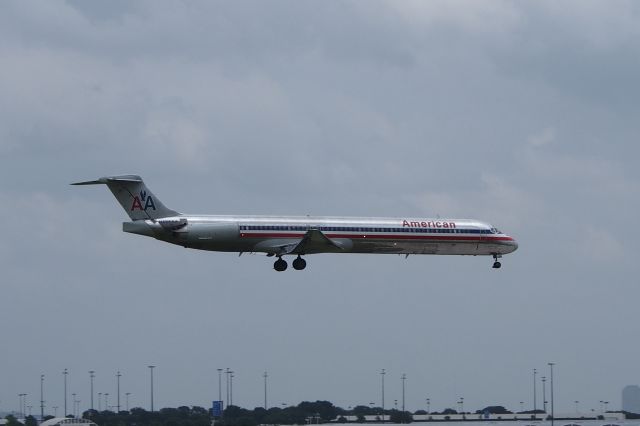 McDonnell Douglas MD-80 (N486AA)